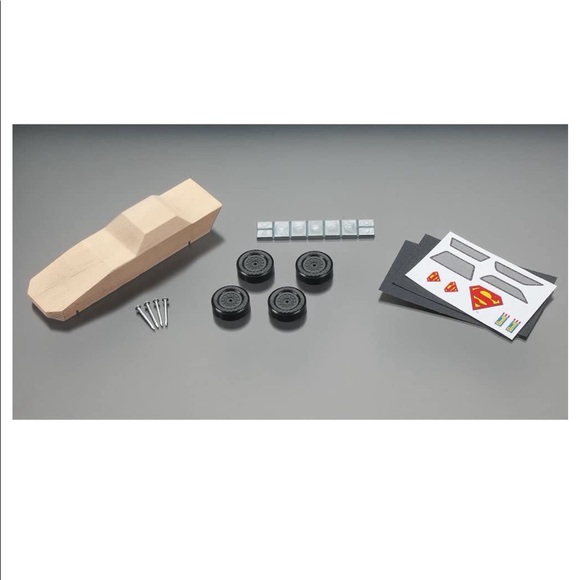 Revell pinewood derby Superman racer kit . - Picture 3 of 3